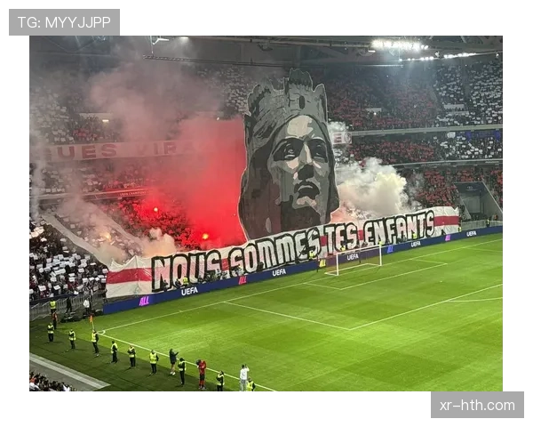 雷恩主场对阵巴黎,球迷看台巨型Tifo致敬球队成立120周年